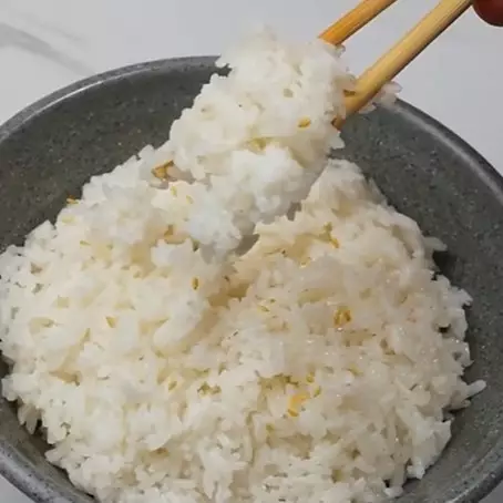 Tanpa dicampur bubuk agar-agar, begini cara menanak nasi pulen ala HokBen cuma tambah 1 bahan dapur