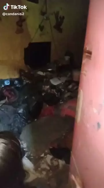 Penampakan kamar pekerja pabrik setelah ditinggal 2 bulan © TikTok Penampakan kamar pekerja pabrik setelah ditinggal 2 bulan © TikTok