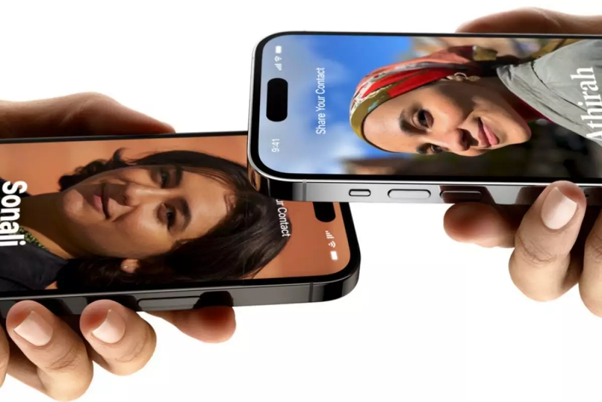 Cara menggunakan NameDrop di iPhone, cukup dekatkan perangkat