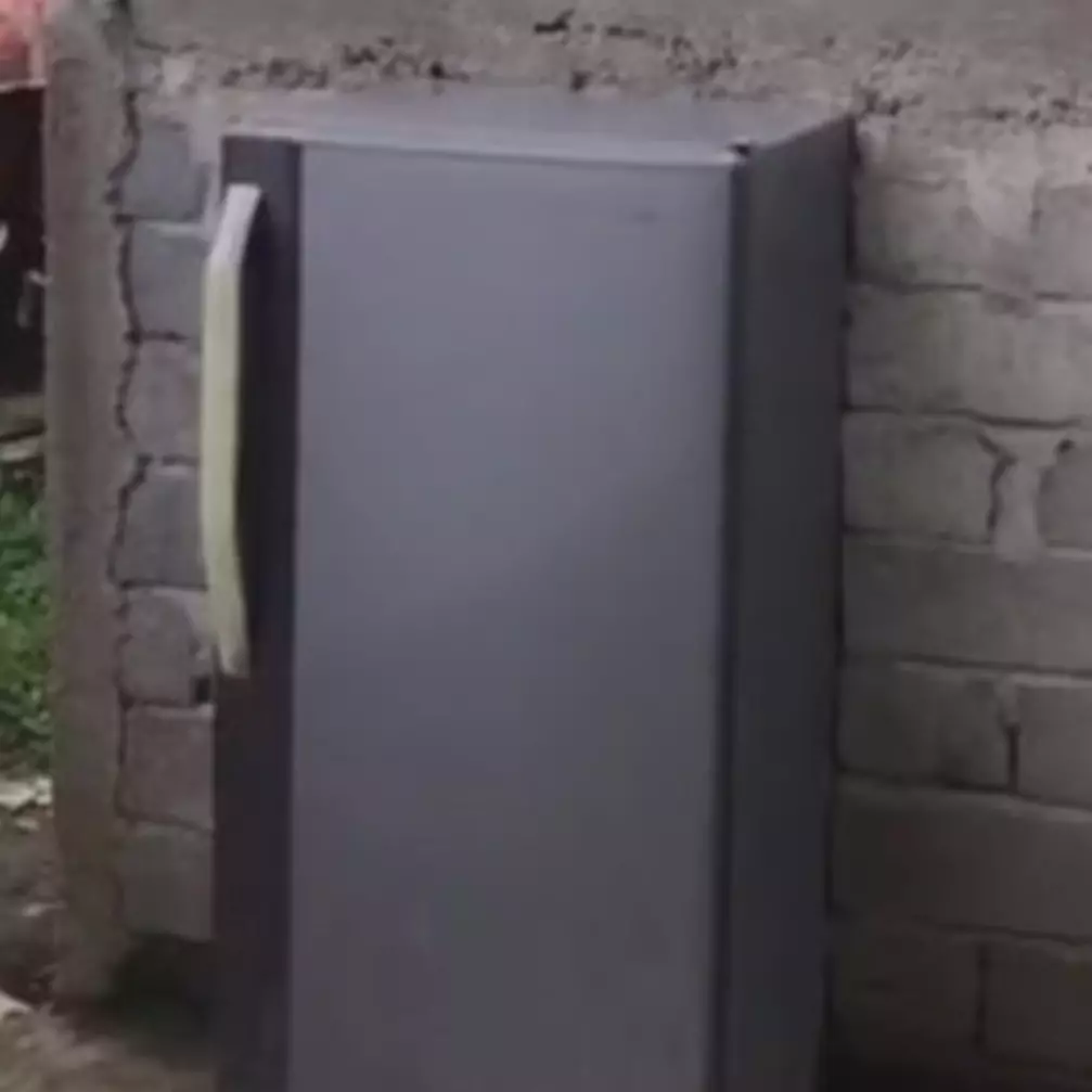 Dari luar tampak kulkas warung ternyata kamar mandi, desain toilet ini kreatifnya bikin garuk kepala