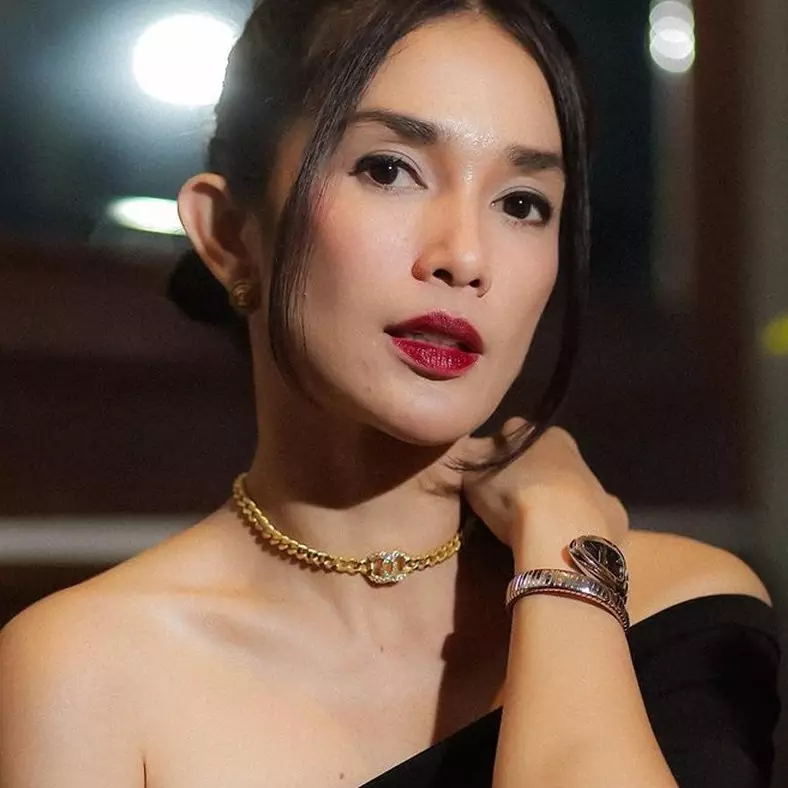 Momen Ussy Sulistiawaty tak gengsi makan di warteg pinggir jalan, porsi makannya bikin fans kaget