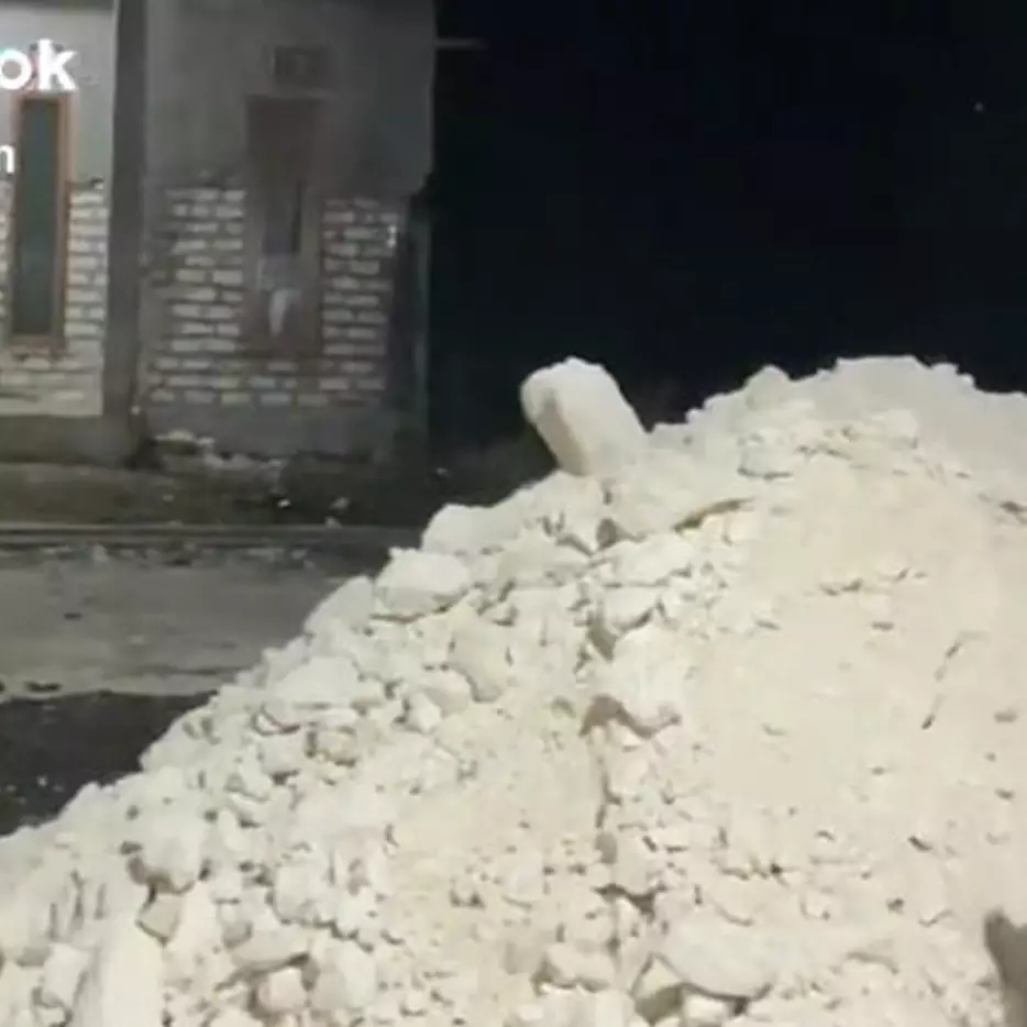 Pria ini berangkat nguli pakai baju anak perempuannya, potretnya bikin nggak habis pikir