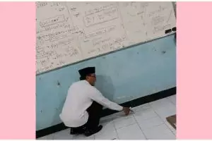 Efek terlalu semangat, 11 potret kocak kelakuan guru saat mengajar di sekolah ini kelewat totalitas