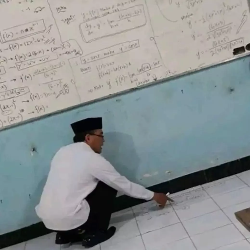 Efek terlalu semangat, 11 potret kocak kelakuan guru saat mengajar di sekolah ini kelewat totalitas