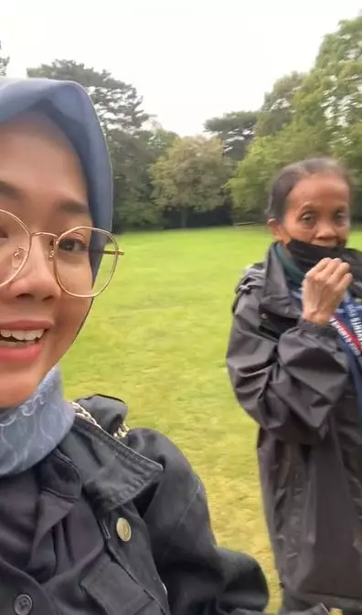 mahasiswa indonesia ngajak ngobrol ibu-ibu di Inggris TikTok