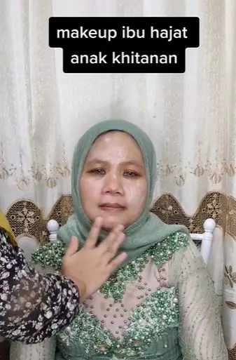 Wanita paruh baya dirias MUA jadi pengantin baru © 2023 brilio.net