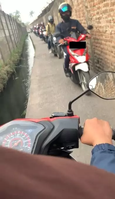 Potret gang senggol mepet selokan jadi jalanan dua arah TikTok Potret gang senggol mepet selokan jadi jalanan dua arah TikTok