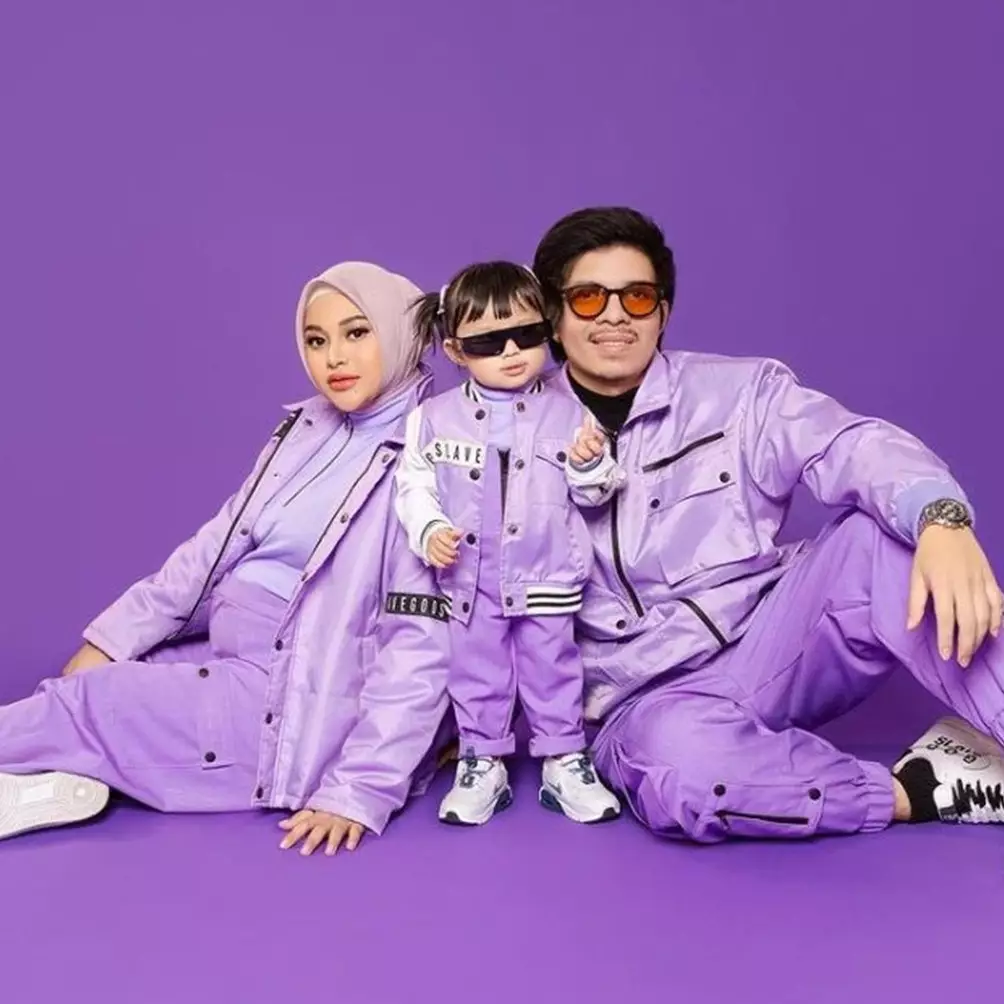 Sama-sama nuansa ungu, ini 9 beda gaya maternity shoot kehamilan pertama dan kedua Aurel Hermansyah