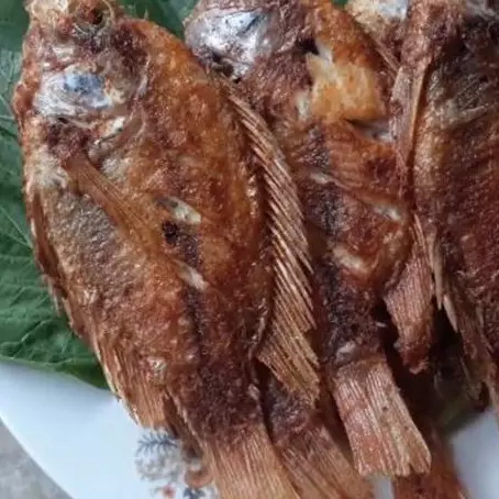 Tanpa ditambah tepung, ini trik menggoreng ikan agar minyak tak meletup, antilengket dan matang merata