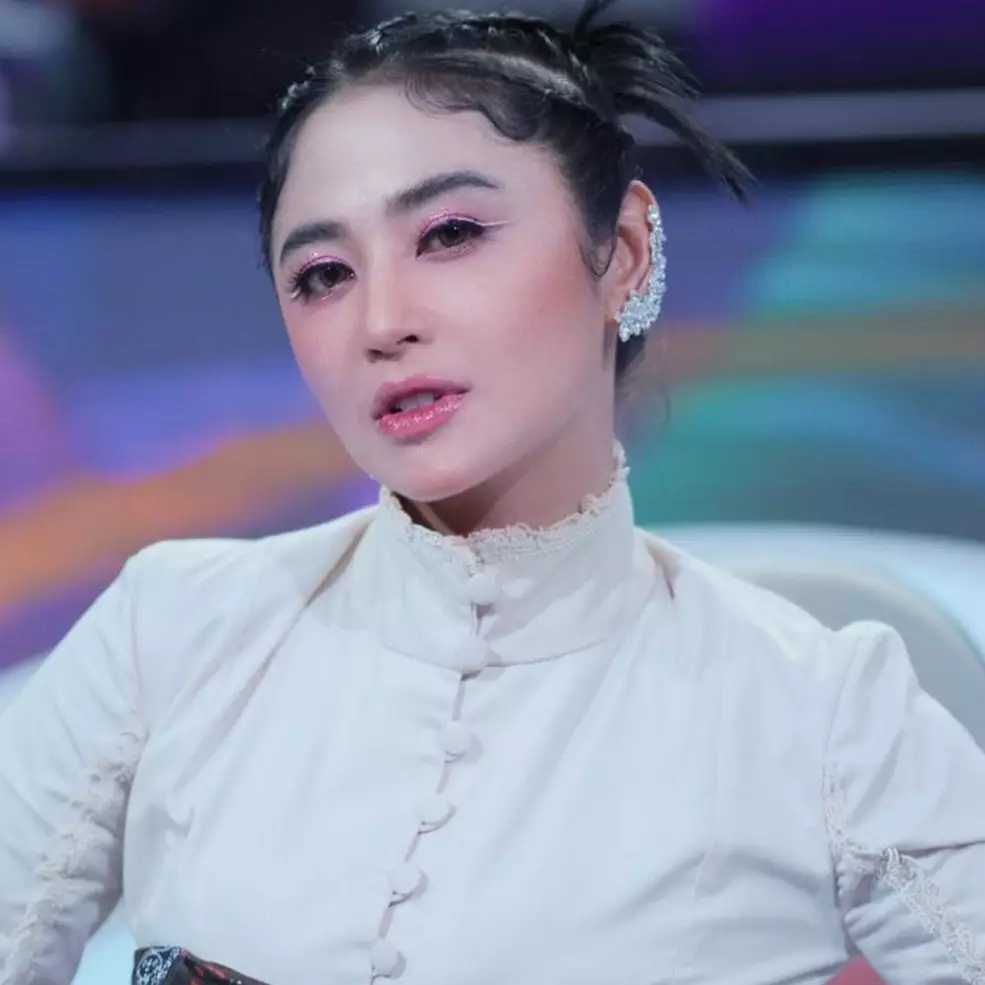 Potret lawas 13 pedangdut saat SMA, penampilan Dewi Perssik jadi santri manglingi