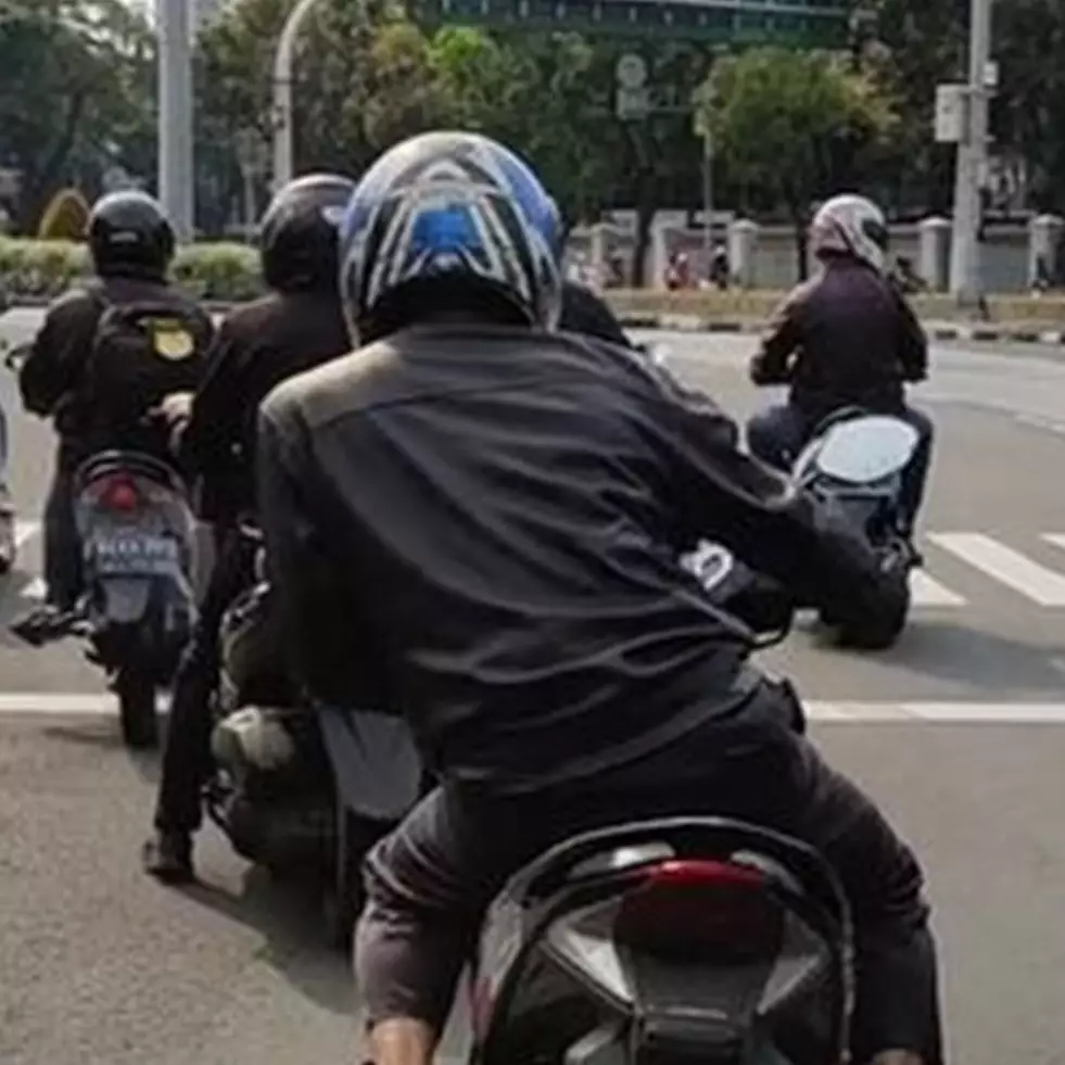 Pria ini iseng rekam pemandangan di lampu merah, malah lihat kelakuan absurd pemotor yang bikin ngakak