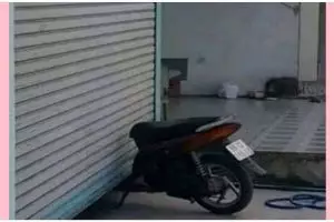 11 Potret kocak cara parkir motor ini posisinya malah bikin nggak aman, nyeleneh abis