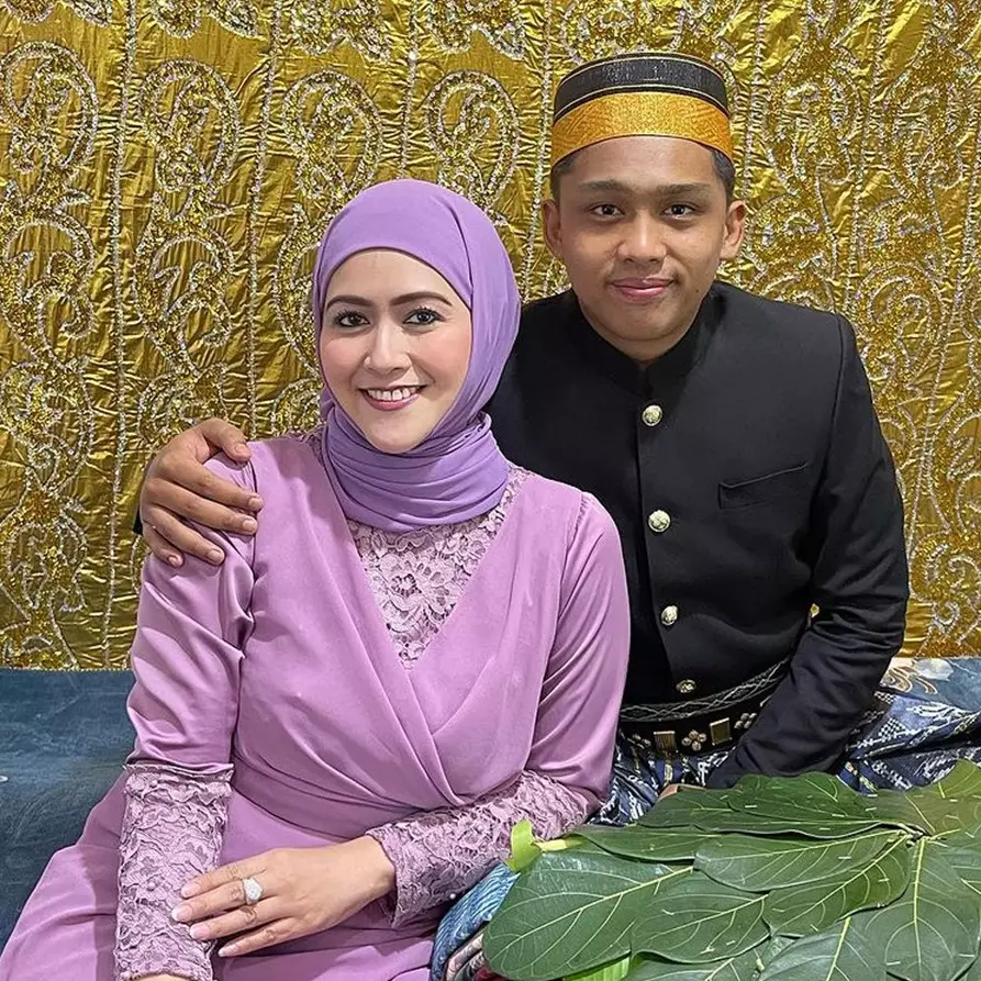 11 Momen Meggy Wulandari dampingi anak sambung di acara siraman, akur dengan mantan istri sang suami