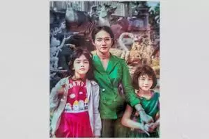 Pesona masa muda ibu musisi ini dipuji mirip Ratu Felisha, intip 11 potret terbarunya modis di usia 83