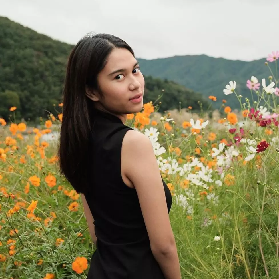 Parasnya kerap dikira kembar, intip 9 adu gaya Ashilla Zee eks Blink dan Azizah Salsha