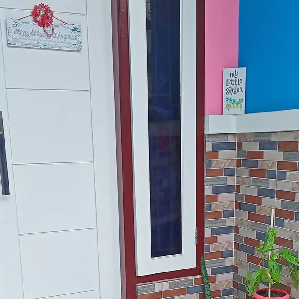 Rumah segaris buka pintu langsung dapur ini punya ruang tamu multifungsi, intip 11 potretnya