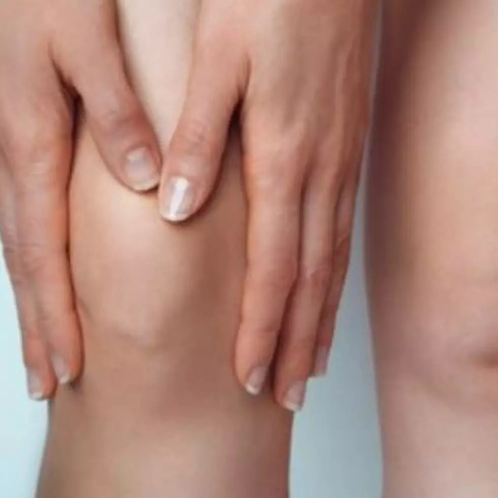 Tanpa kunyit dan kopi, begini cara pudarkan lutut hitam dengan scrub dari 1 jenis buah-buahan