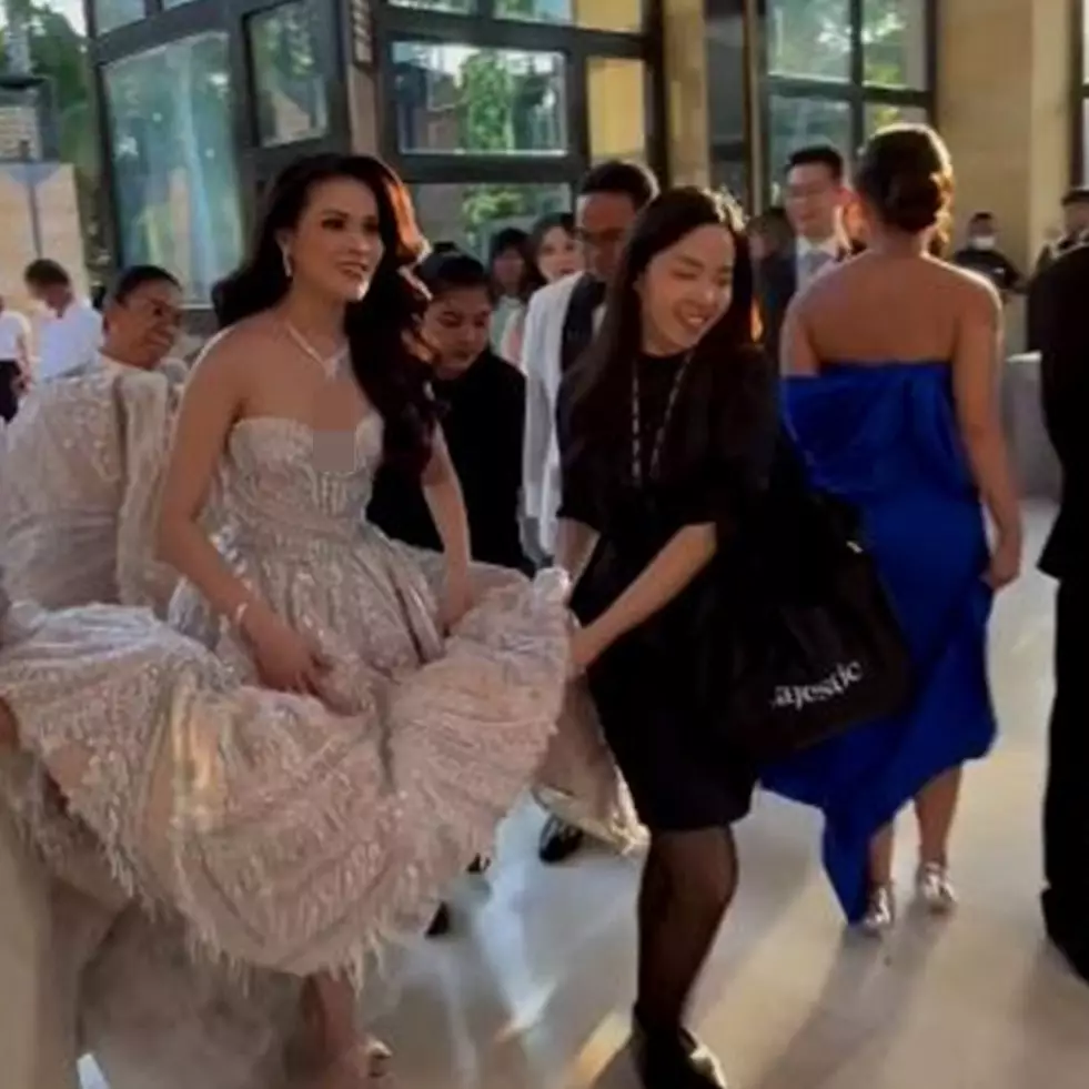 9 Potret detail gaun Chen Giovani menantu Hotman Paris seberat 40 kg, dirancang desainer top dunia