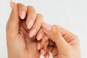 Bukan pakai bawang putih, begini trik bikin kuku bening dan cepat tumbuh dengan 1 jenis buah-buahan