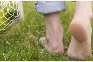 Tak perlu petroleum jelly, ini cara haluskan kembali tumit kaki retak menghitam pakai 1 jenis pemanis