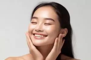 Tanpa tambahan lemon, ini trik bikin kulit wajah glowing dan cerah merata dengan 1 jenis sayuran