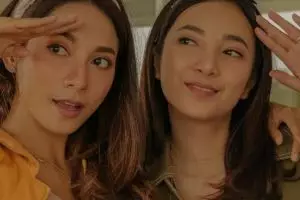 Punya wajah mirip bak saudara kembar, ini 9 adu gaya Dinda Kirana dan Nadya Shakira