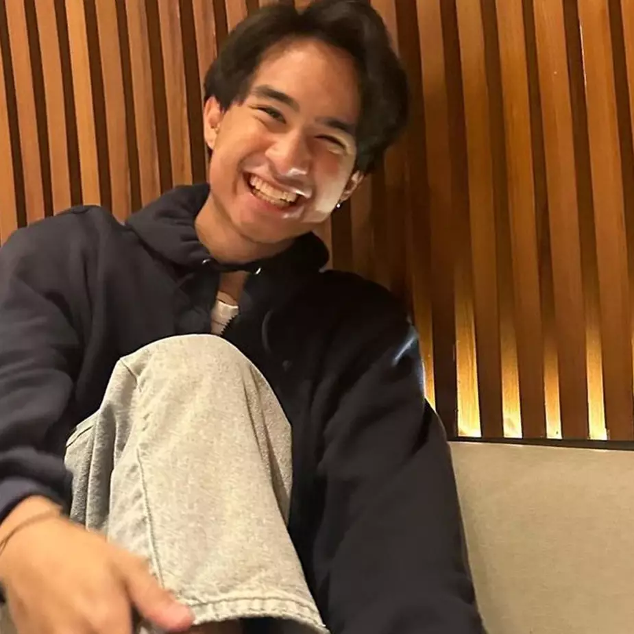 8 Momen ulang tahun Devano Danendra ke-21, penampilan Iis Dahlia tampil bak ABG jadi sorotan