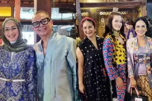 Gaya 11 seleb saat hadiri reuni 50 tahun Gadis Sampul, penampilan Krisdayanti disebut menolak tua