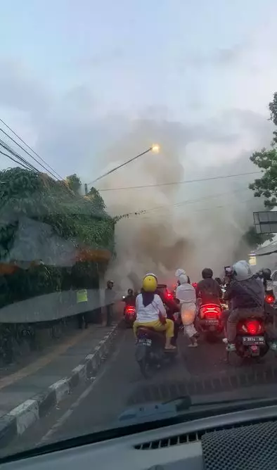 aksi pocong ikut bantu padamkan kebakaran ini bikin kaget TikTok