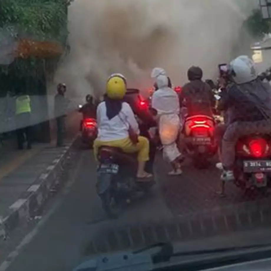 Menghibur di tengah kondisi menegangkan, aksi pocong ikut bantu padamkan kebakaran ini bikin kaget