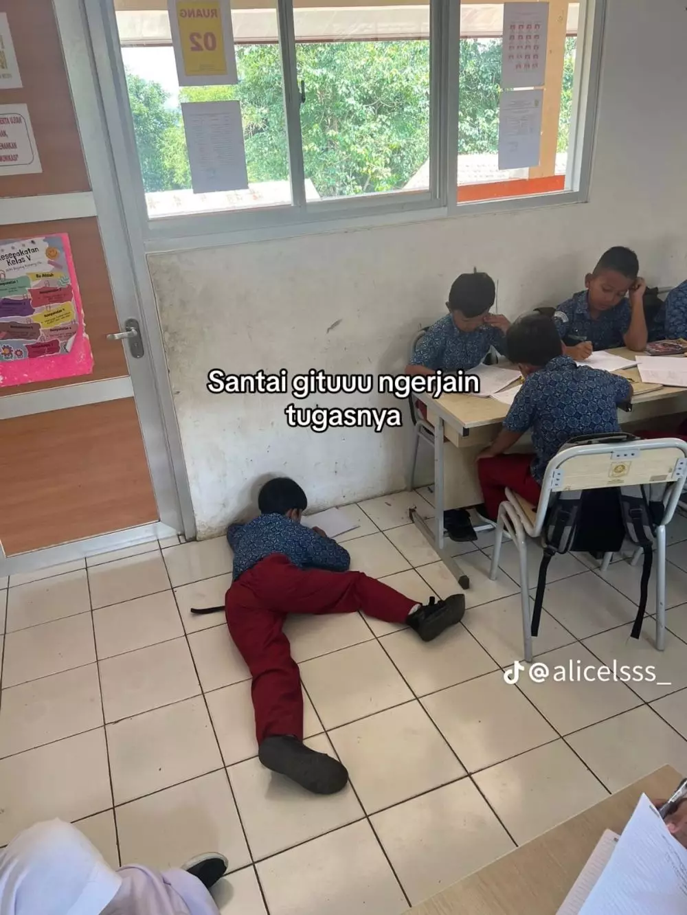 Guru bagikan potret random murid  © TikTok