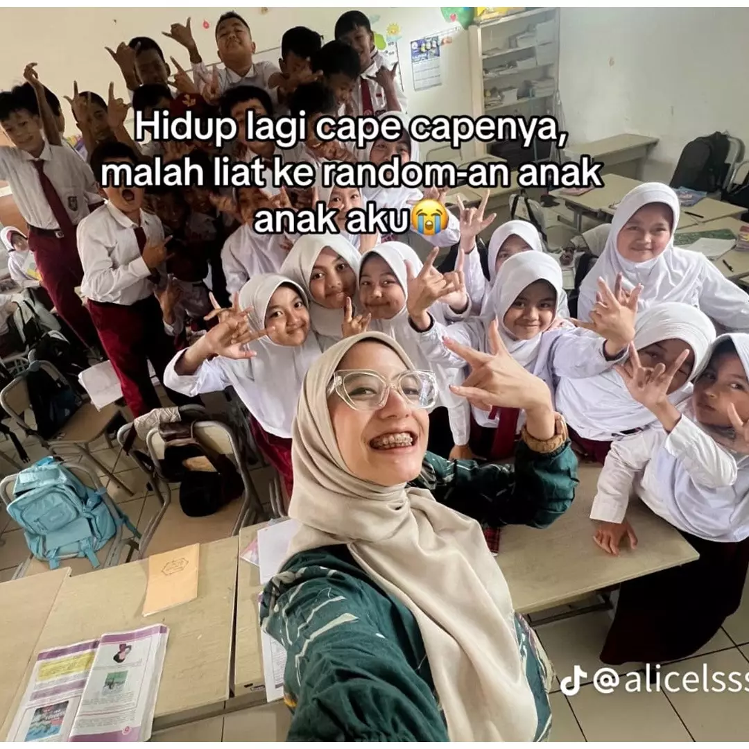 Guru ini abadikan kelakuan murid yang kelewat random, 8 potretnya bikin ngakak kenceng