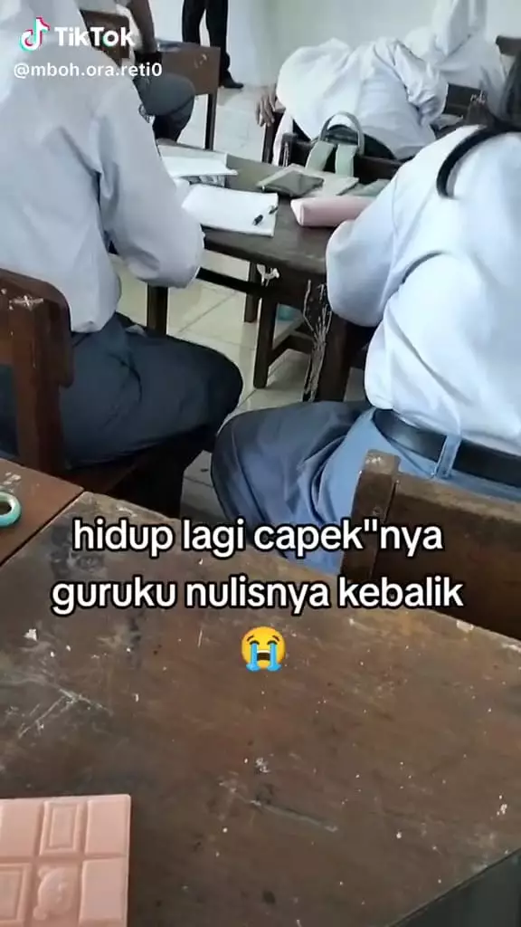 Cara guru menulis di papan tulis bikin bingung © TikTok Cara guru menulis di papan tulis bikin bingung © TikTok