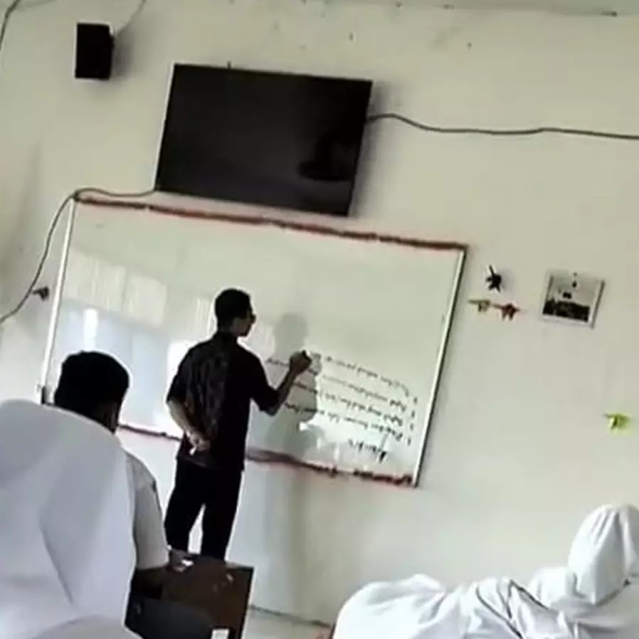 Cara guru menulis di papan tulis ini bikin murid bingung, pengin negur tapi sungkan