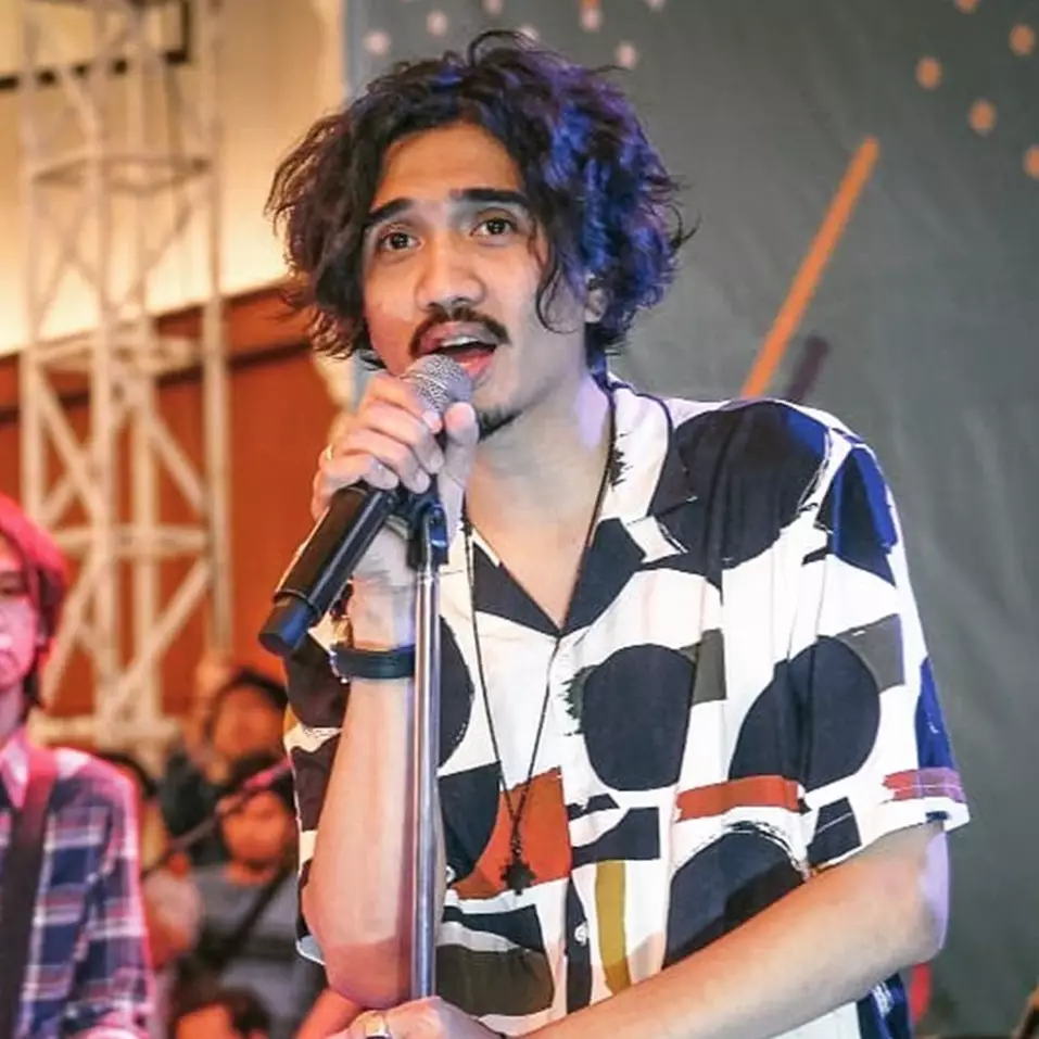 Vibes-nya kayak mau berangkat ronda, penampilan Duta Sheila On 7 sebelum konser ini bikin heran