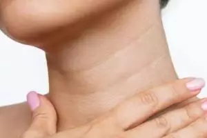 Tak perlu kopi dan kunyit, ini trik putihkan leher gelap dengan 1 jenis produk pembersih gigi