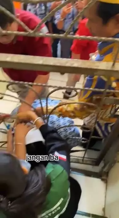 Momen apes kepala siswi SMK tersangkut pagar sekolah TikTok Momen apes kepala siswi SMK tersangkut pagar sekolah TikTok