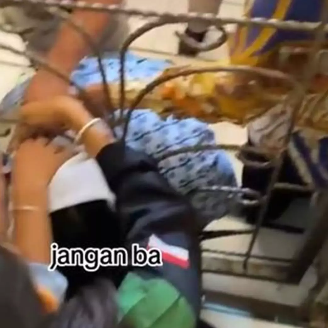 Momen apes kepala siswi SMK tersangkut pagar sekolah ini bikin tepuk jidat, efek kelakuan absurd