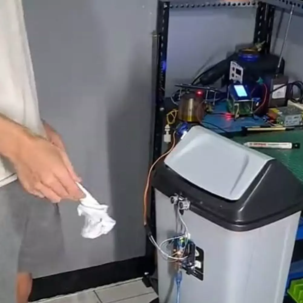 Pria ini rakit tong sampah pakai Chat GPT jadi canggih, anak teknik auto nostalgia pas lihat