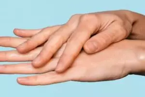 Cara atasi tangan kasar dan keriput cuma pakai 1 jenis minyak, auto lembut bak kulit bayi