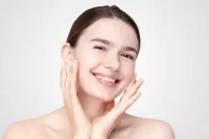 Bukan dengan kunyit dan timun, ini cara bikin wajah cerah merata pakai 1 jenis bahan minuman