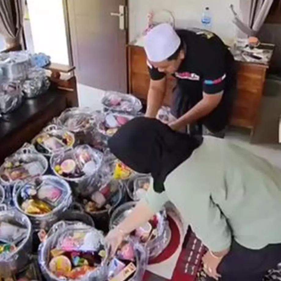 Wanita ini dibikin terkejut melihat berkat pengajian Maulid Nabi, dapat panci yang isinya bikin kaget