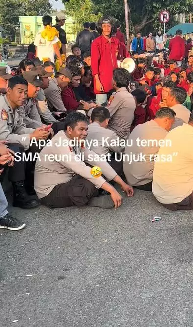 Momen demonstran dan polisi nongkrong bareng setelah unjuk rasa Berbagai sumber