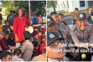 Momen demonstran dan polisi nongkrong bareng usai unjuk rasa ini tuai atensi, ternyata satu geng SMA