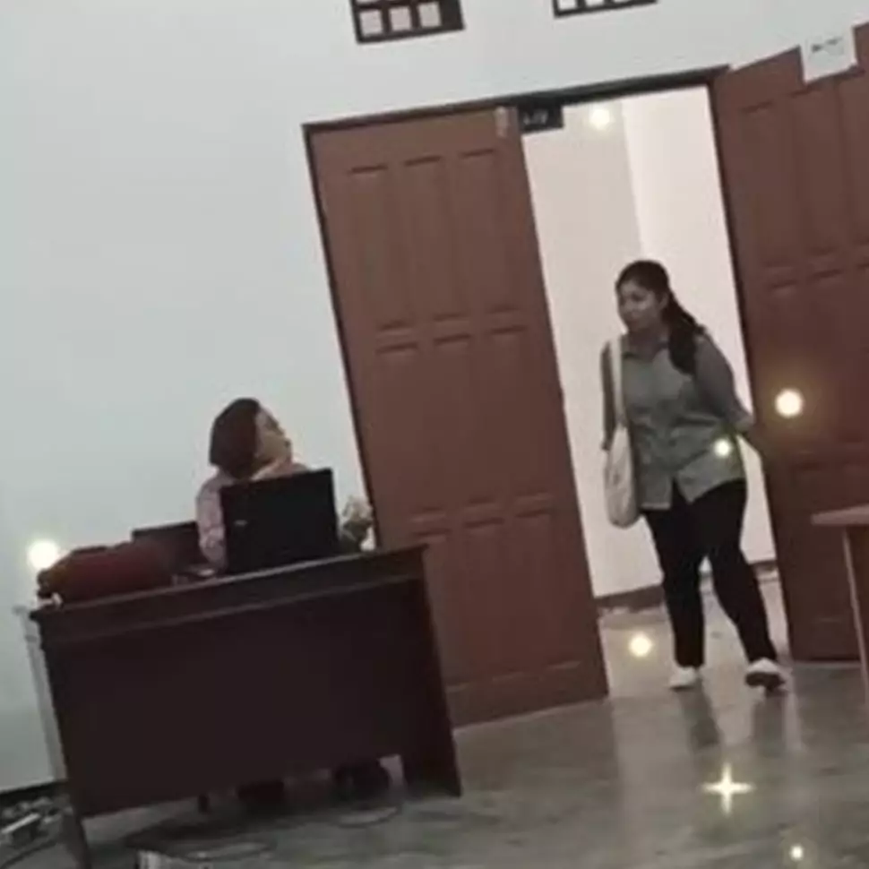 Momen kocak mahasiswa pas telat ini bikin nggak habis pikir, lakukan hal tak terduga