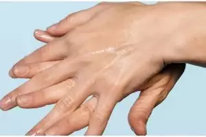 Tak perlu susu, ini cara pudarkan kerutan dan garis halus di tangan pakai 1 jenis bunga