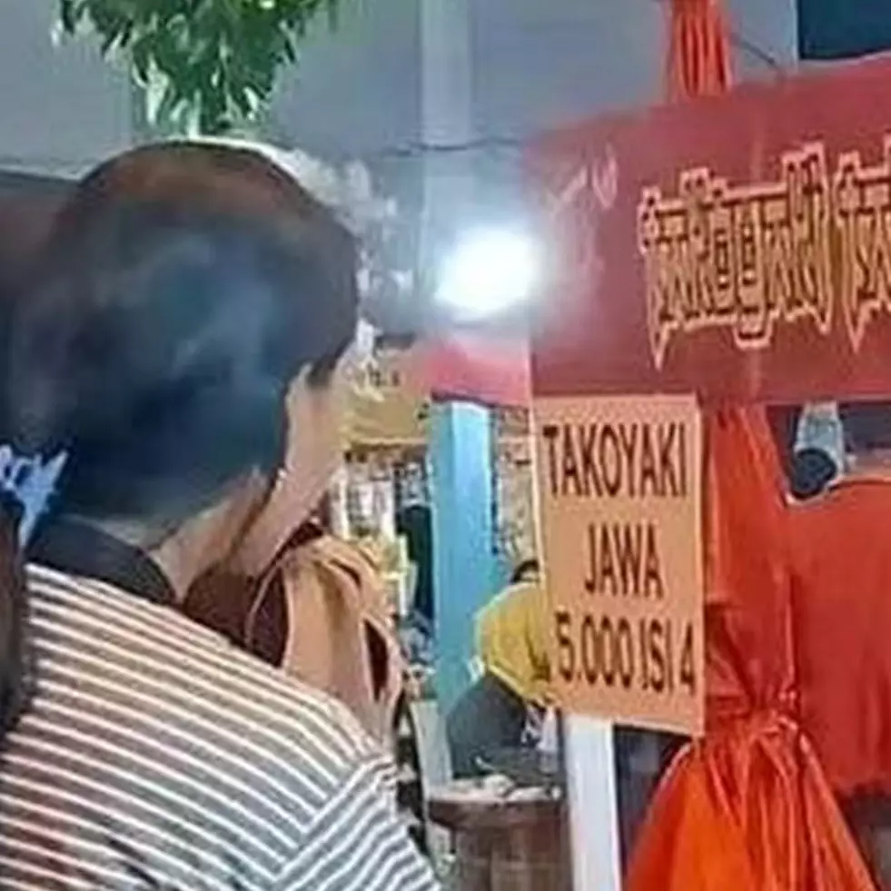 11 Potret kocak tulisan di spanduk dagang makanan ala Jepang ini bikin ketawa geli