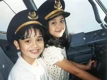 sherina & derby pose ulang masa kecil parasnya tak banyak berubah © berbagai sumber sherina & derby pose ulang masa kecil parasnya tak banyak berubah © berbagai sumber