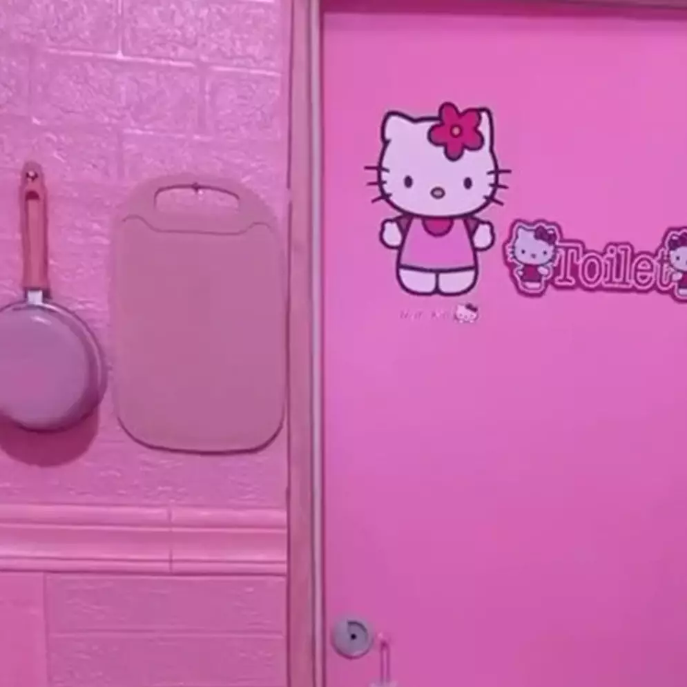 Pecinta minimalis minggir dulu, 11 potret makeover dapur tema Hello Kitty ini totalitas abis