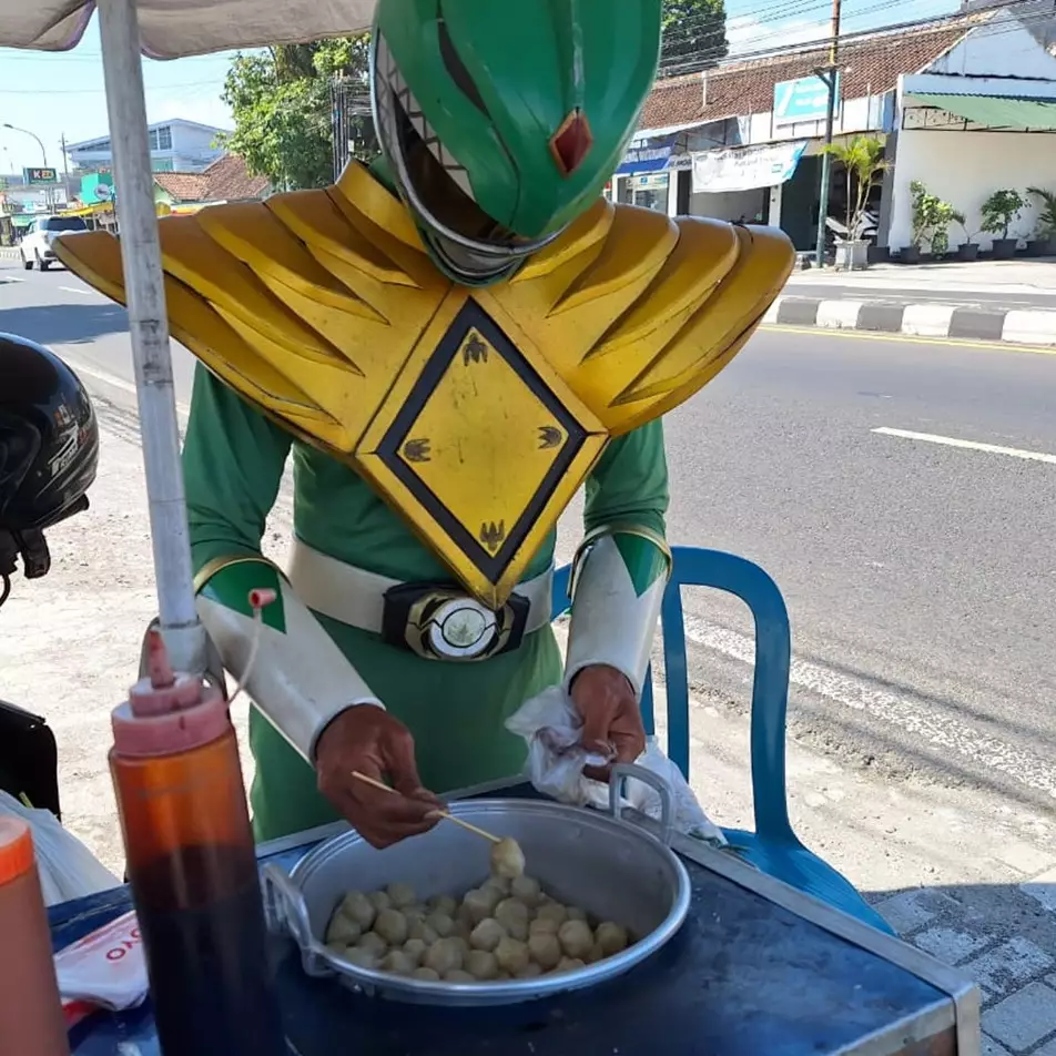 Kisah penjual cilok berkostum Power Ranger, dagangan jadi laris manis usai bergaya totalitas